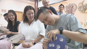 四国のインバウンド増へ現地視察　オーストラリアの旅行会社が丸亀うちわの製作体験