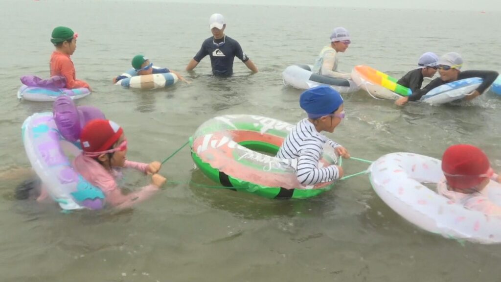 倉敷市の沙美海水浴場で海開き　地元の児童が水遊び「めっちゃ冷たかった！」　岡山