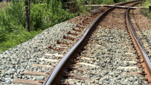 レール温度上昇でゆがみ…連日の猛暑が列車の運行にも影響　JR四国は温度計を設置し管理