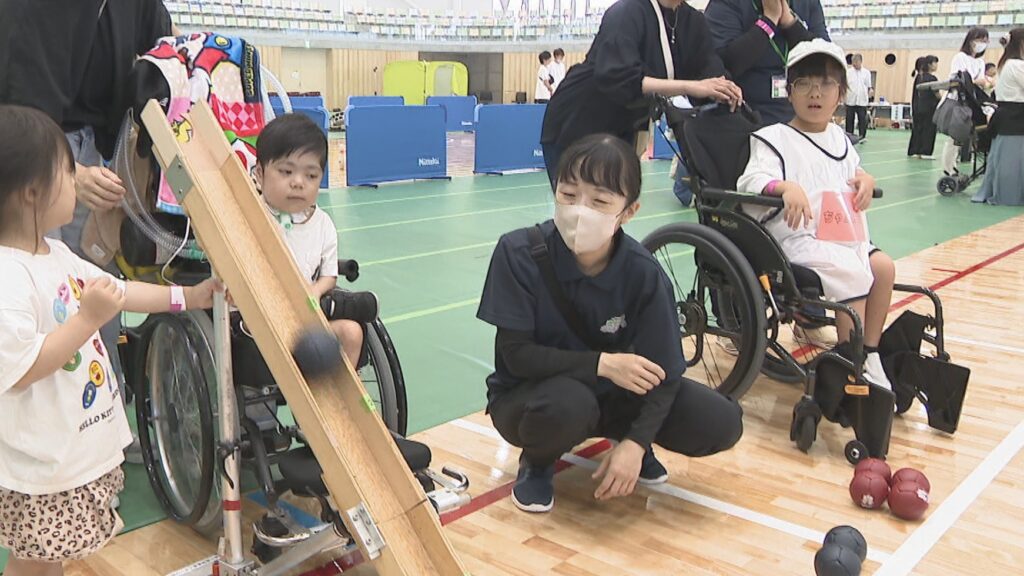 医療的ケア児と家族らがパラスポーツ　アリーナでボッチャに挑戦！　高松市