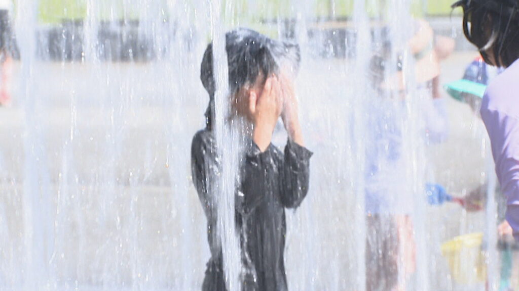 四国初の猛暑日に　三豊市財田で35.0℃　噴水で暑さをしのぐ子どもの姿も　香川