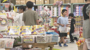 夏休みを直撃…駄菓子にも値上げの波　中東情勢悪化で容器などの製造コスト上昇　岡山