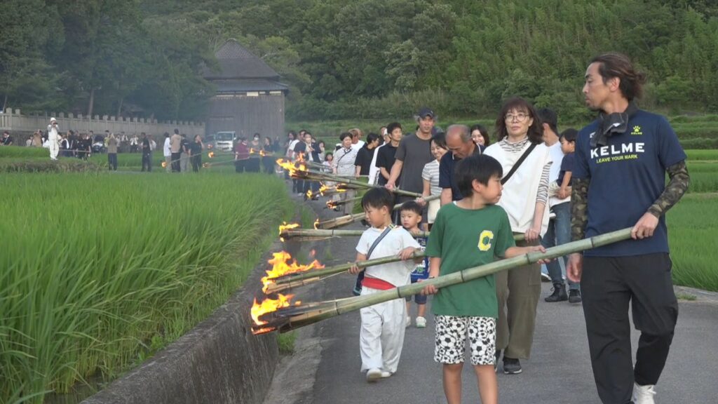 小豆島で伝統の虫送り　害虫を火で払い五穀豊穣を願う　香川・土庄町
