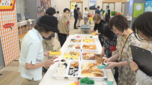 食と命のつながりを学ぼう　岡山市で体験型の展示　栄養バランスをチェックできるコーナーも