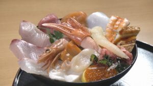 大きなネタが14種類！鮮魚店が営むお店の海鮮丼　数量限定の定食も人気　岡山【ほっとマルシェ】