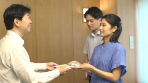 岡山県の結婚支援システム　成婚400組目のカップルに記念品「『結びすと』がいるので安心」