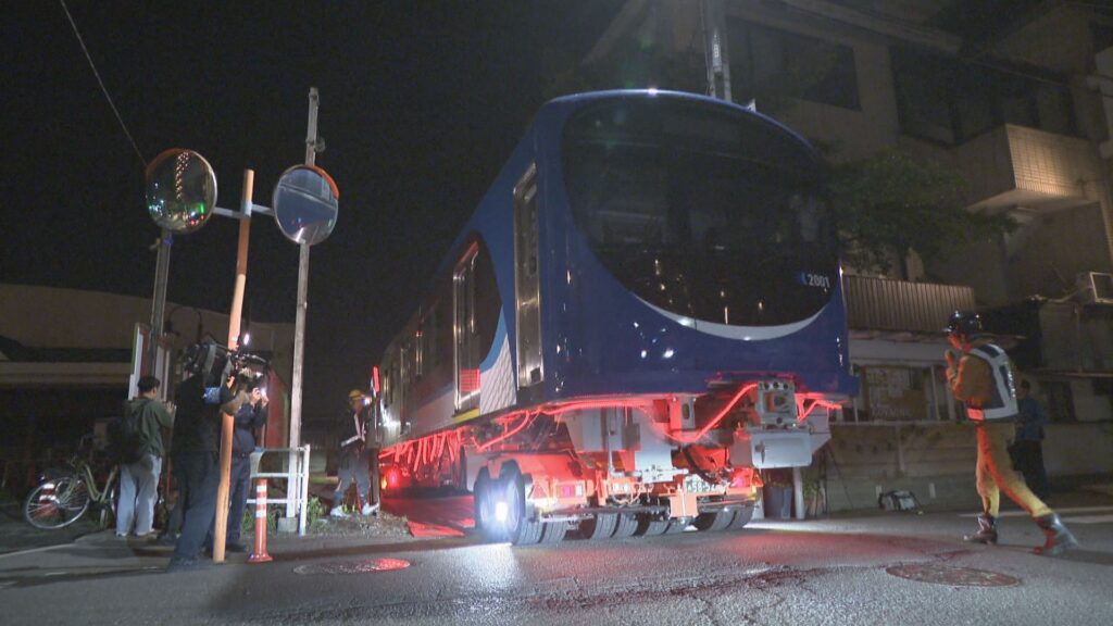 ゴール手前は片側1車線…!? 「ことでん」新型車両 “深夜の輸送”に密着　5億円かけ66年ぶりに新型2000形を導入