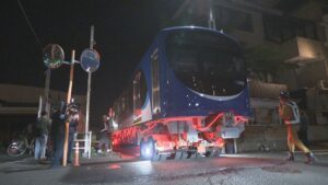 ゴール手前は片側1車線…!? 「ことでん」新型車両 “深夜の輸送”に密着　5億円かけ66年ぶりに新型2000形を導入
