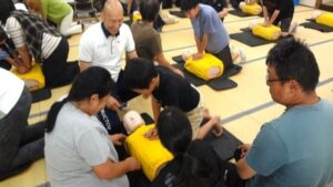 夏休み中の子どもも参加して防災イベント　AEDを使った救護訓練　香川・東かがわ市