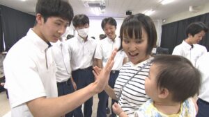 高校生が赤ちゃんと触れ合う　パパ・ママになった自分をイメージ　将来「サッカーとか一緒にやりたい」　岡山