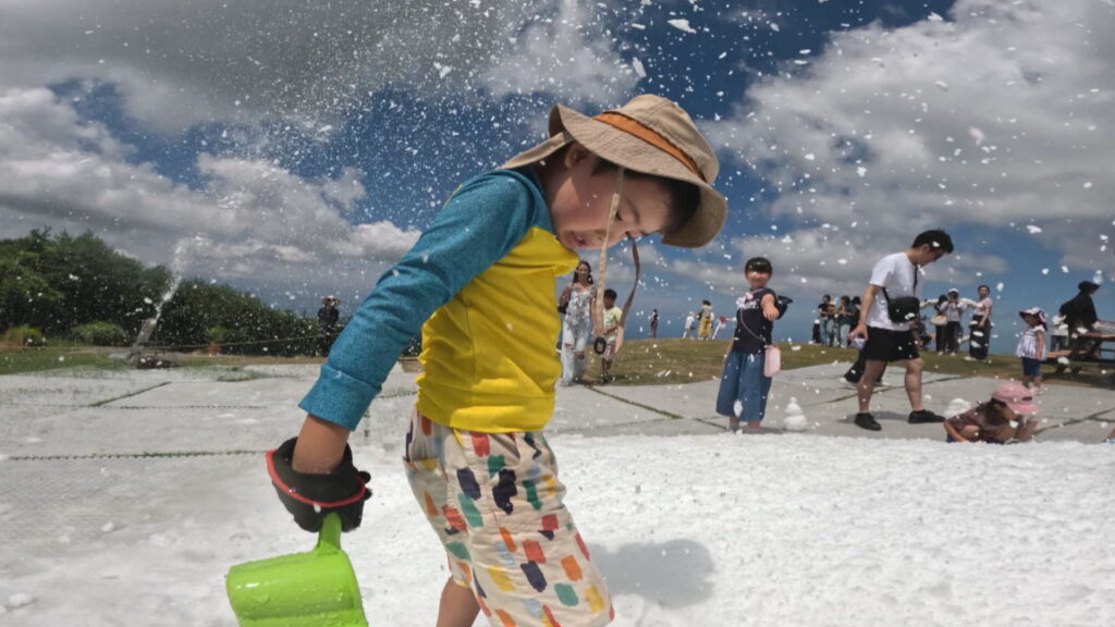 8月11日は山の日 標高920mの雲辺寺山頂公園で“真夏の雪遊び” 「めっちゃ涼しい!」 香川・観音寺市