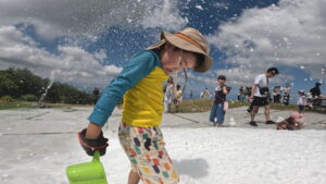 8月11日は山の日　標高920mの雲辺寺山頂公園で“真夏の雪遊び”　「めっちゃ涼しい！」　香川・観音寺市