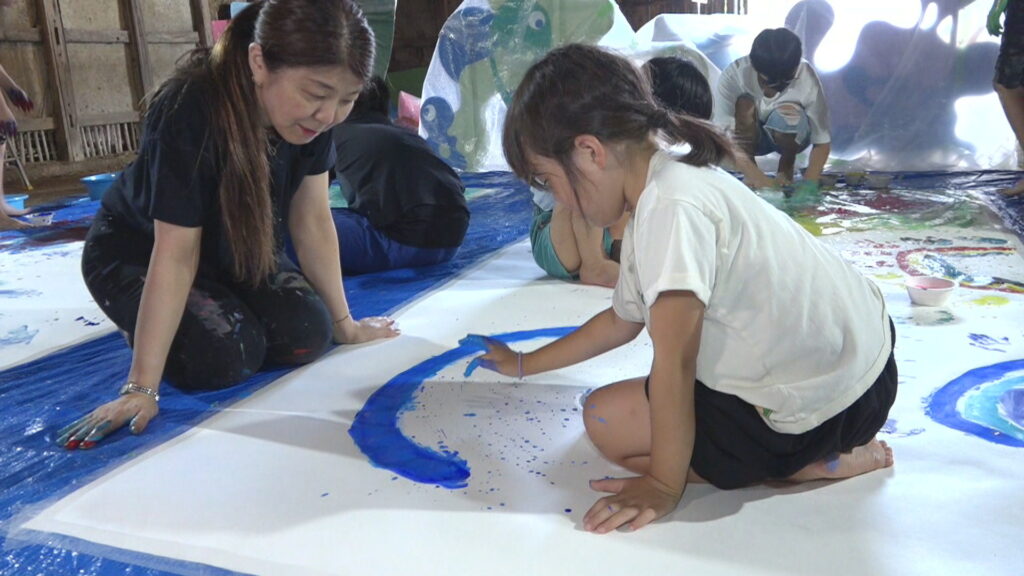 子どもたちが手と足で自由に描く 小豆島で現代アートを楽しむイベント 香川