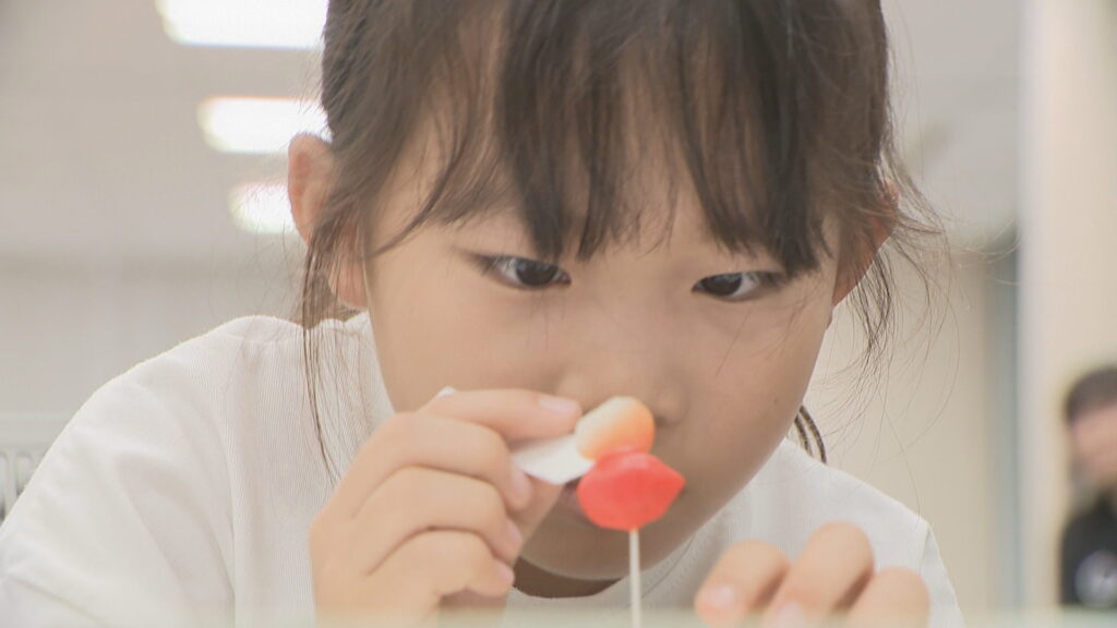 金魚のヒレや目をアレンジ 夏休み中の子どもが見て楽しむお菓子「工芸菓子」づくりに挑戦!