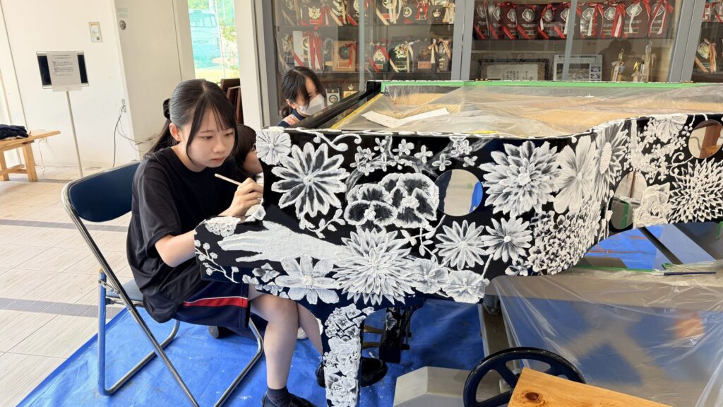 英明高校の歴史を紡ぐグランドピアノを「アートピアノ」に再生中　9月12日にお披露目の演奏会　　香川・高松市