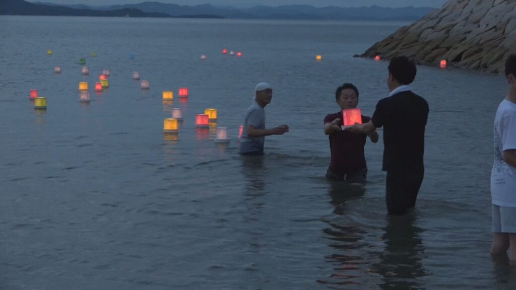 小豆島で「精霊流し」 お盆の最後に紙灯篭を流して先祖を見送る 香川