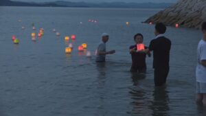 小豆島で「精霊流し」　お盆の最後に紙灯篭を流して先祖を見送る　香川