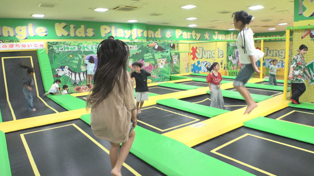 お盆休みどう過ごす? 涼しく過ごせる場所が人気 親子連れでにぎわう室内遊園地 高松市