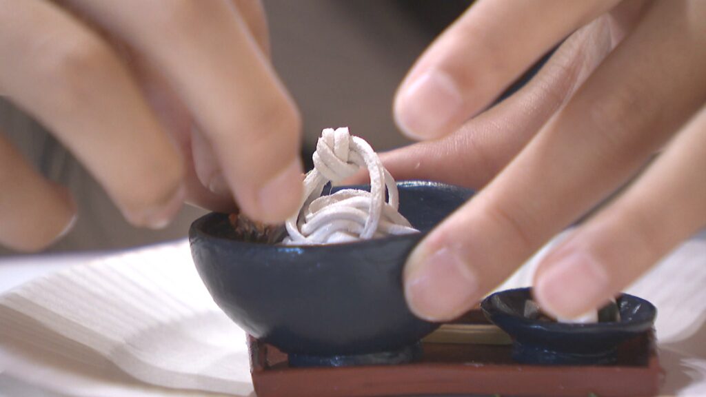 手のひらサイズの「さぬきうどん」に好きな具材を盛り付け！子どもも大人も夢中で工作体験　香川県立ミュージアム