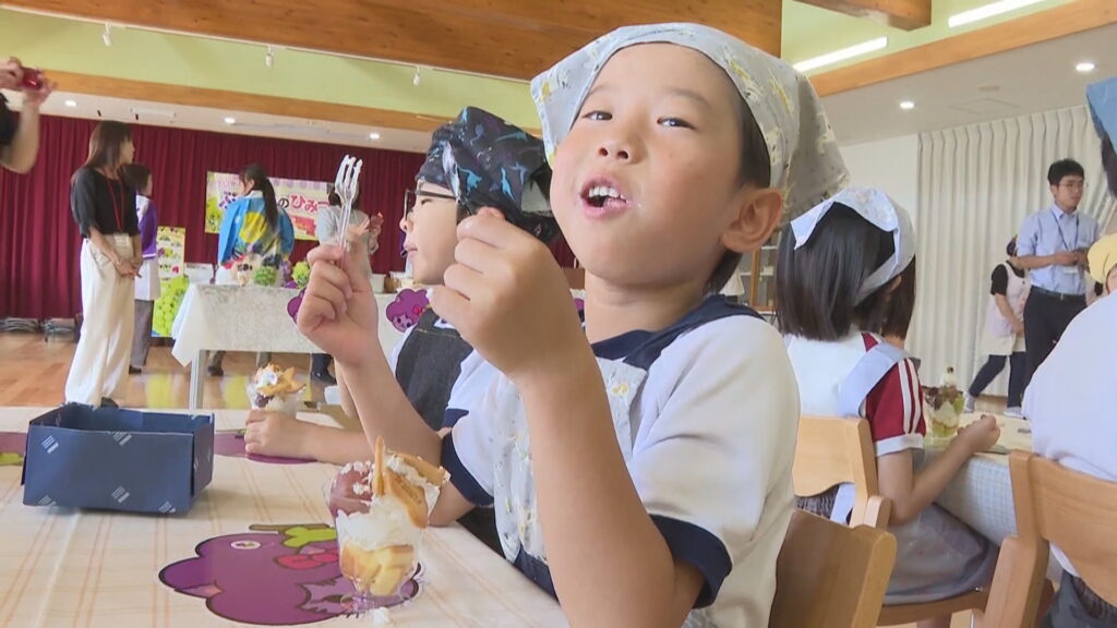 オリジナルパフェ作りも！　岡山の特産品・ブドウの魅力を園児が学ぶ