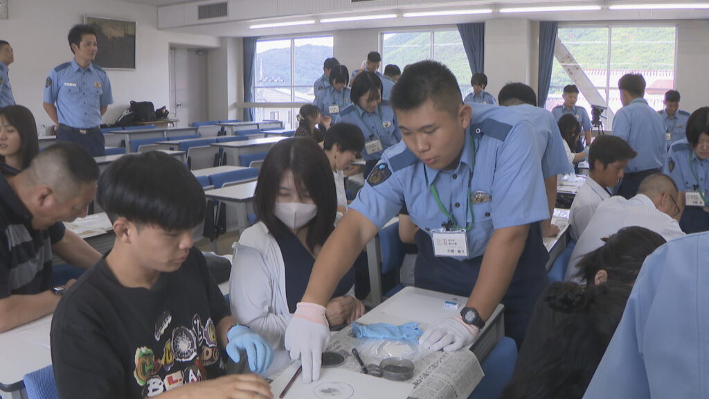 家族と一緒に指紋を採取や似顔絵も 岡山県警察学校の“参観日” 成長を見てもらういい機会に