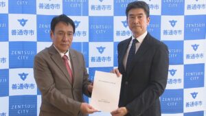 善通寺市の小中学校再編「小学校8→2 中学校2→1」　検討委員会が市長に提案　香川