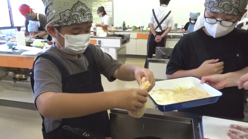 地元生産の豚肉を親子でクッキング　岡山県養豚振興協会がイベント
