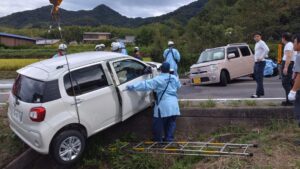 国道で普通車と軽自動車が正面衝突　周辺道路で一時渋滞　香川・まんのう町
