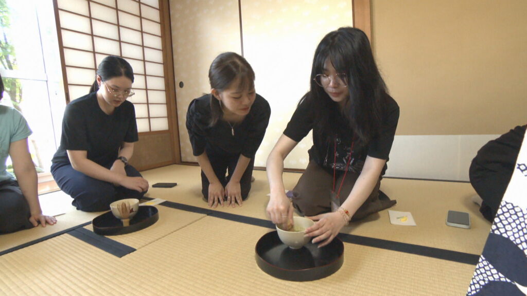 海外からの大学生7人が「茶道」を体験　日本の伝統文化学ぶ　「とても香りが良かった」　岡山
