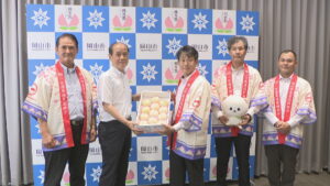 県オリジナル品種の白桃「白皇Ⓡ」　生産者らが岡山市長を表敬訪問　晩生の桃で濃厚な風味が特徴