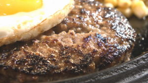 ふっくらジューシー！豪州産牛100％ハンバーグ　冷え冷えのビールも一緒に　岡山【ほっとマルシェ】