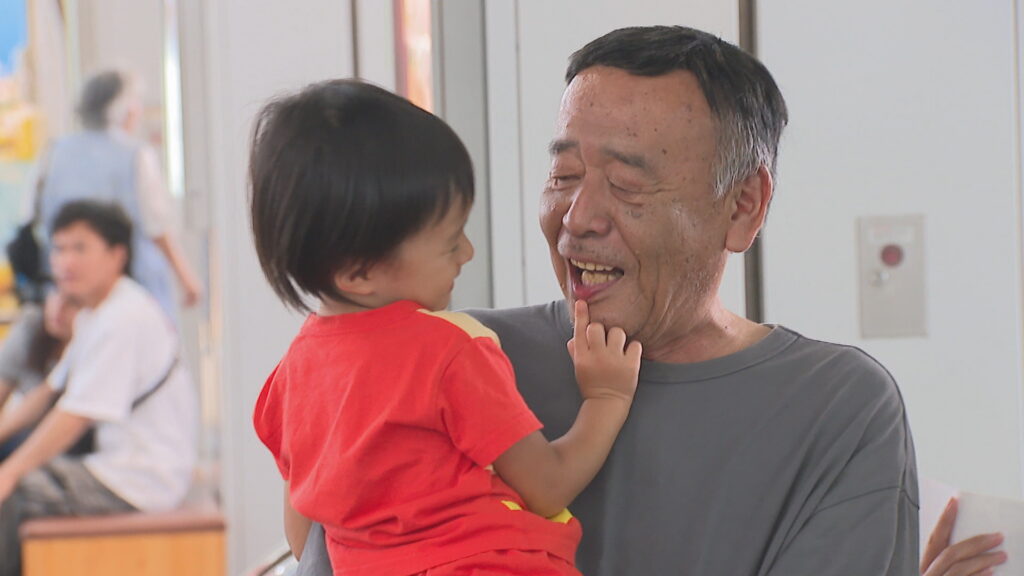 「久しぶりに会えてうれしかった」高松空港でもUターンラッシュ 家族連れや見送る人でにぎわう