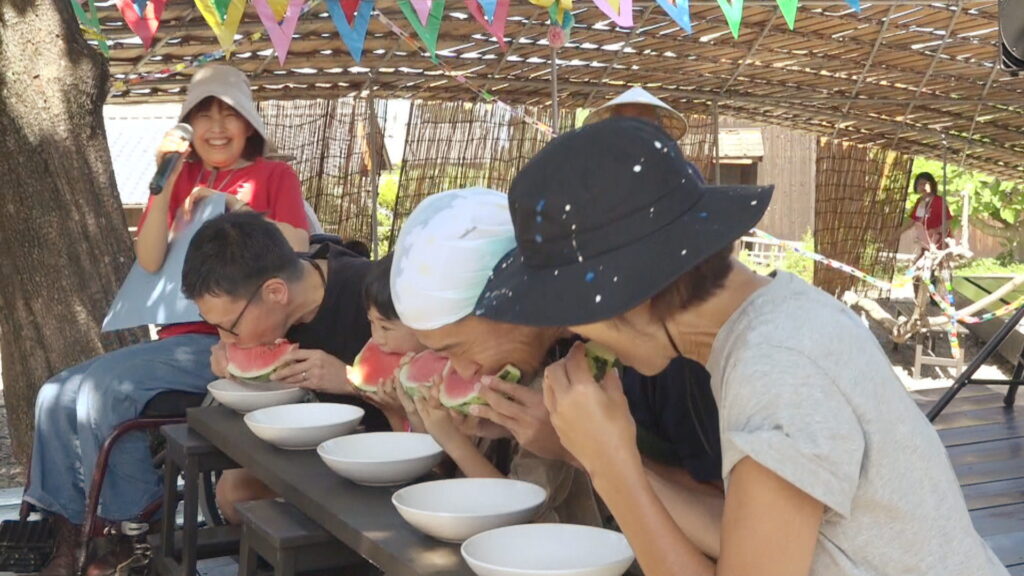 スイカで祝う「島のお誕生会」 豊島の島民と観光客らが交流 スイカ割りや早食い大会など 香川