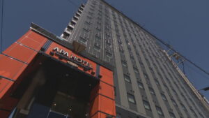 アパホテルが岡山市中心部の激戦区に2棟目オープン　市街地を一望のプールに大浴場…非日常感を意識