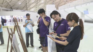 県外から訪れる若者に高松市の魅力をPR　高校生らがバレーボール選手らにうどん店を紹介