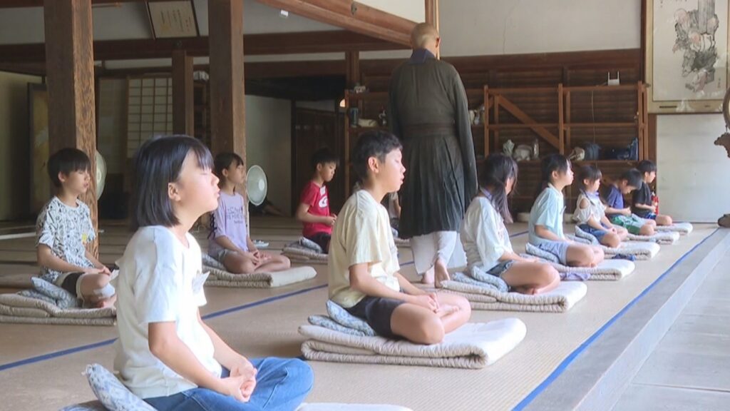 雪舟ゆかりの寺で小学生が修行体験　座禅や写仏など「心を落ち着かせていきたい」岡山・総社市