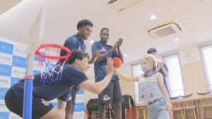 トライフープ岡山　選手が入院中の子どもたちにエール　一緒にシュート体験や応援うちわ作りも