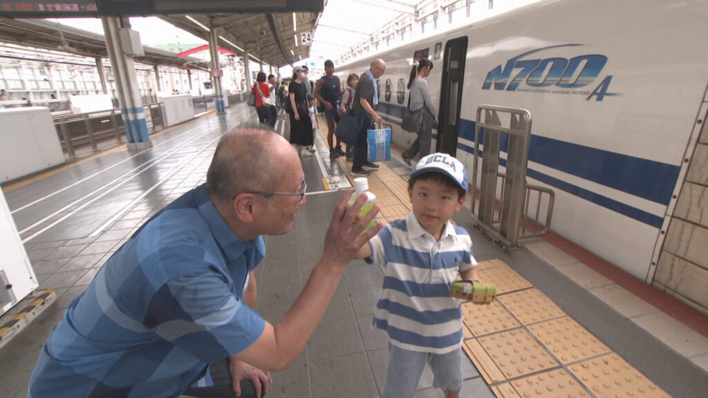 「まだいたかった」お盆休みのUターンラッシュがピーク JR岡山駅でも荷物やおみやげを持つ人たち