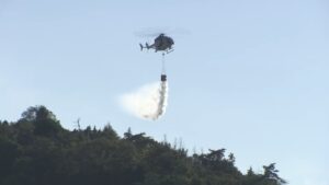 多度津町西白方で山林火災　消防車10台・香川県の防災ヘリコプター1機で消火活動