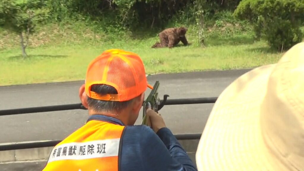 クマ出没に備えて 真庭市や猟友会などが「緊急銃猟」訓練 岡山