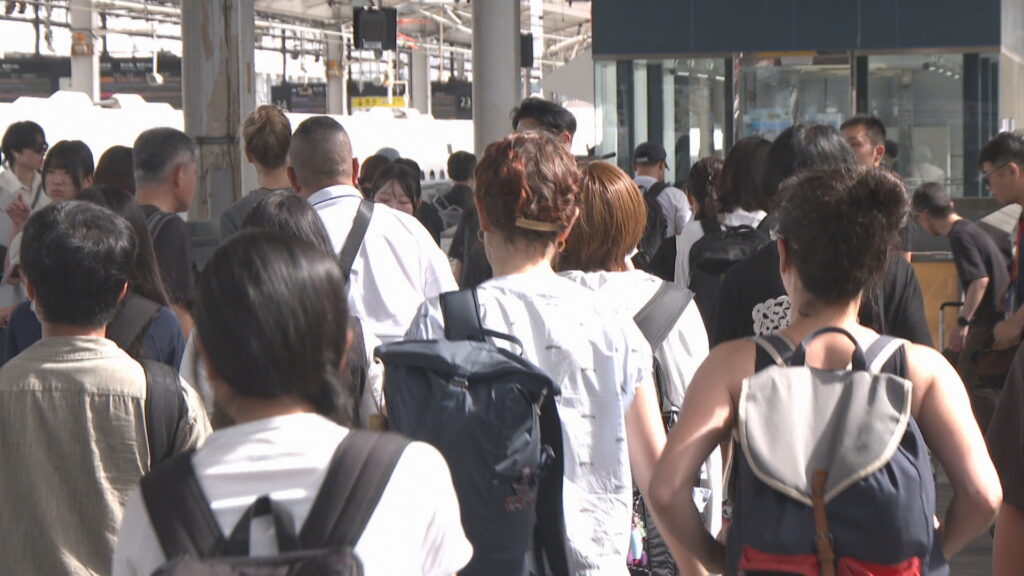 JR岡山駅でお盆期間の下りピーク 多くの帰省客らで混雑 山陽新幹線は始発から夕方まで満席