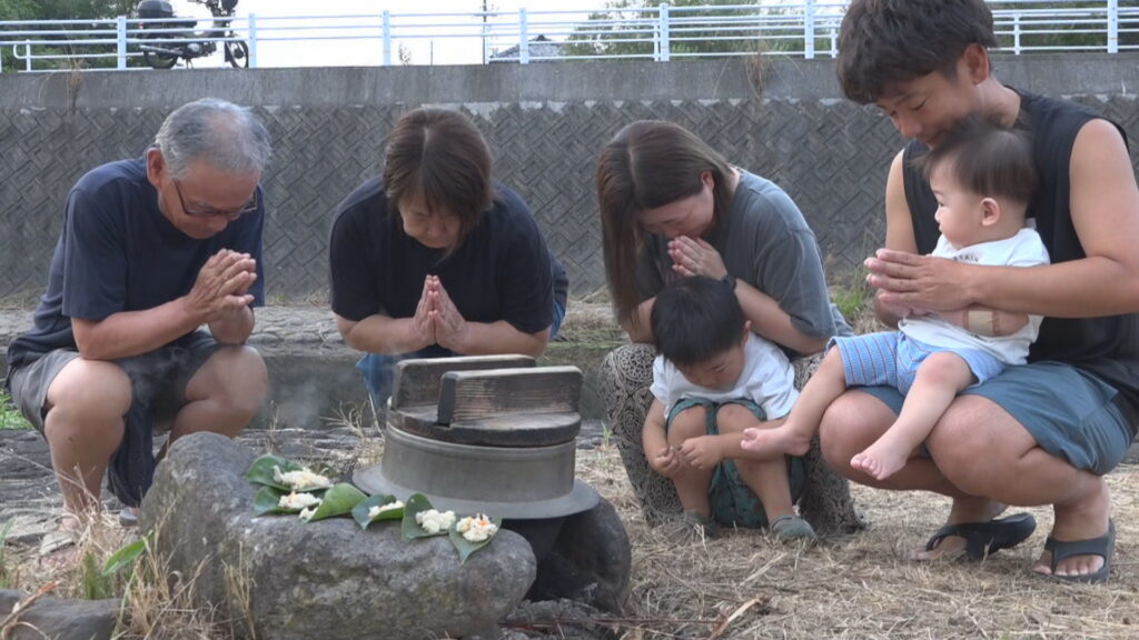 河原に五目飯を供えて無縁仏を供養 お盆の伝統行事「川めし」 香川・小豆島