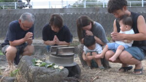 河原に五目飯を供えて無縁仏を供養　お盆の伝統行事「川めし」　香川・小豆島