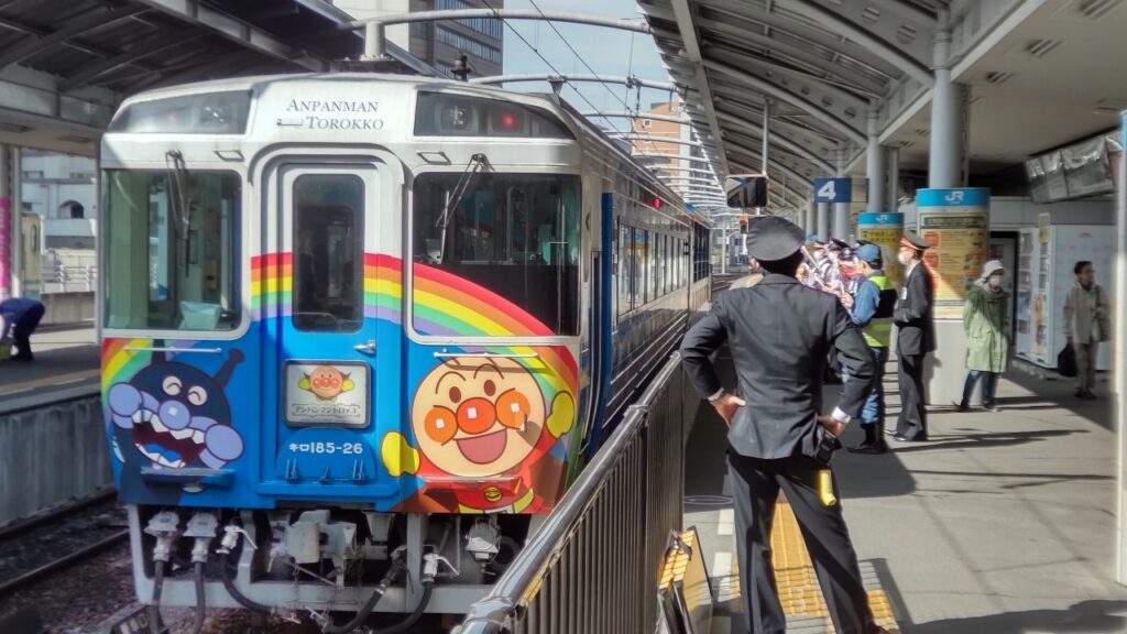 行楽の秋　瀬戸大橋・大歩危・四万十川でトロッコ列車を運転　JR四国
