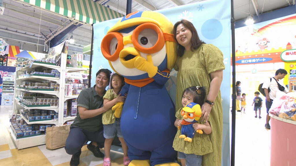 韓国で人気のアニメ「ポンポン ポロロ」のポロロと撮影会! 玉野市の「おもちゃ王国」で 岡山
