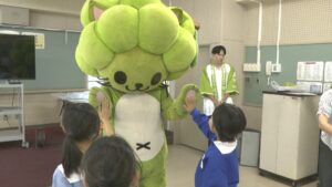 出荷量は10年前の3割以下に…小学校で「マスカット・オブ・アレキサンドリア」の食育授業　授業後には給食で提供　岡山市