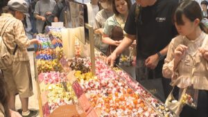 高級チョコ店「リンツ」が四国初上陸！直営ならでは人気商品「リンドール」の量り売りに行列　高松市