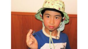 違いに気付く力がスゴイ！ 岡山県で初採集のトンボ「アオビタイトンボ」　河手優磨さん（小3）が捕獲　