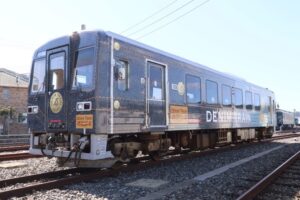 井原鉄道　デニムトレインの座席をデニム生地に全面リニューアル　岡山