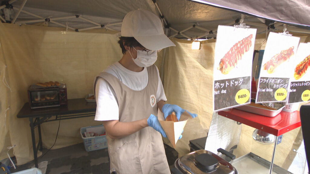 火事被害の奉還町商店街を応援 大学生がチャリティーホットドッグを販売 岡山市